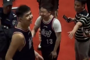 廣州季后賽首輪對陣廣東！球迷對徐昕高喊“X杜鋒” 徐昕微笑回應