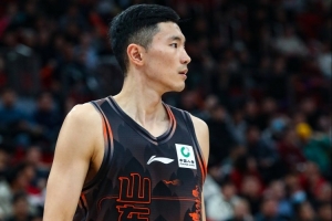 外線還得靠你！陳林堅半場7中4&三分5中3拿到11分4板