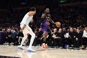 尼克·楊：文班配得上DPOY但全票太早了 NBA在強推他上位接班老詹