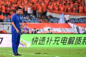 足球報：泰山從過程到結(jié)果雙重崩盤，年輕化也對技戰(zhàn)術(shù)打法有影響