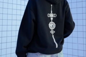 不是中國風嗎？T1新周邊衣服被吐槽：請你不要到處（）；一會兒說老中敏感了