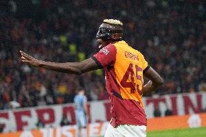 鏡報：阿森納總監貝爾塔觀戰加拉塔薩雷，引發簽下奧斯梅恩的猜測