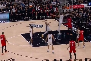 就是玩！文班亞馬疑似失位直接身后釘板大帽霍勒迪上籃