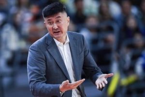 郭艾倫解說時打趣：杜鋒指導走了 生氣了 走道兒都是橫著走的