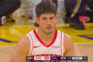 他站出來(lái)了！！謝潑德關(guān)鍵漂移中投止血！隨后單斷詹姆斯反擊扣籃