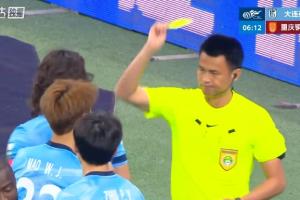 李海新認定毛偉杰假摔出黃牌，后者比手勢示意看VAR，但VAR未介入