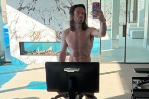 身材依舊億元！30歲格拉利什曬日常，腹肌棱角分明小腿健碩有力