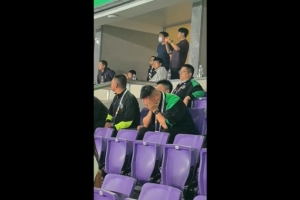 記者：王鈺棟進球后浙江副總喜極而泣，米特里策上前安慰