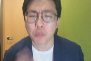 解說：魔術主帥莫斯利快下課吧 他就是距離場邊最近的觀眾
