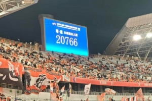 上座率不高！山東泰山主場對陣上海申花共20766人現場觀戰