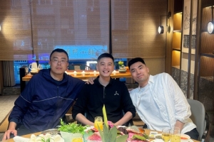 楊鳴曬與韓德君&李曉旭合照：致敬并肩20多年的兄弟 一個時代結束
