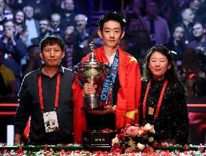 勵志！吳宜澤16歲遠赴英國與父親擠一張床，今天奪冠獲50萬鎊獎金