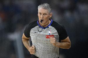 NBA官方：福斯特將擔(dān)任森林狼VS馬刺G2的主裁