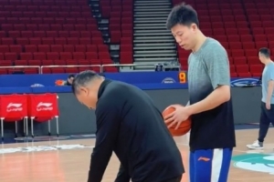 傳授經驗！記者：李秋平指導在訓練時給張鎮麟開了個小灶