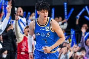 媒體人：杜鋒對北京高大前場針對性布防 曾凡博把握了空位3分機會