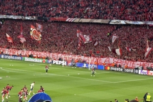 巴黎曾打出拿破侖TIFO！拜仁球迷本場回應：送你們去他的流放海島
