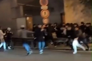 TNT：巴黎球迷慶祝晉級歐冠決賽，街頭陷入混亂