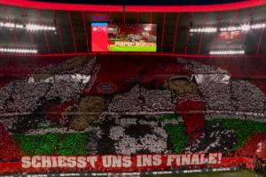 大戰在即！拜仁主場賽前看臺tifo：帶我們進決賽！