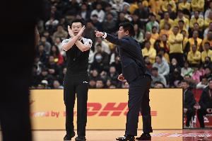 裁判累壞了！廣廈山西半場合計29次犯規(guī) 共出現(xiàn)45次罰球
