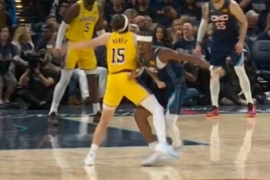 楊健：雖然里夫斯先抱亞歷山大 但后者反關節這下超出了NBA的極限