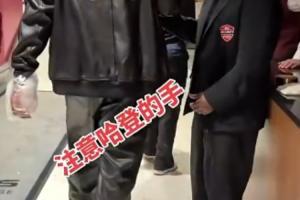 今兒關鍵時刻Carry！哈登離場時 投籃手左手還纏著厚厚的冰袋