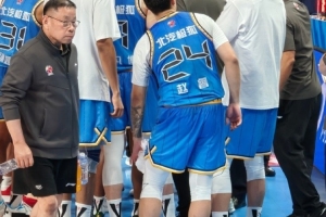 媒體人：趙睿拿著冰敷左腿大腿外側 應該是硬傷 頂一下的確很疼