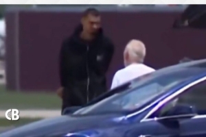 文班G4因肘擊里德&生涯首次遭驅逐 波波維奇直接接機進行指導
