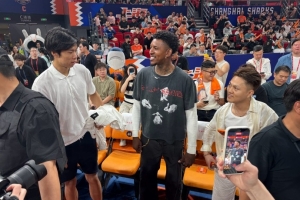 來了來了！尼克·楊來到上海主場 現場觀戰上海VS北京G1