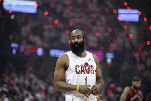 歇不了一點…哈登第三節3分05秒下場 隨后騎士被活塞轟了一波9-2