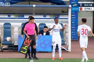 熱菲尼奧替補登場，換下上演中超首秀的20歲小將龐盛翰