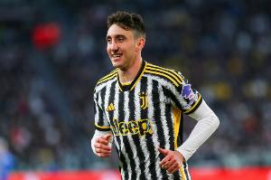 意媒：尤文和科莫可能交換坎比亞索和佩羅內，尤文需補1500萬差價