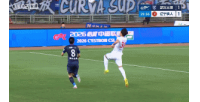 田德澳防守時抬腳過高踢到汪晉賢后腦勺，被主裁出示黃牌