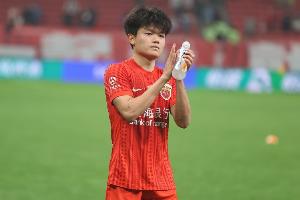 記者：上海海港明天出發飛赴成都，備戰下周二客場對陣蓉城的比賽