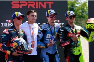 世體：費爾明現場觀看MotoGP比賽，擔任揮旗嘉賓+與選手合影