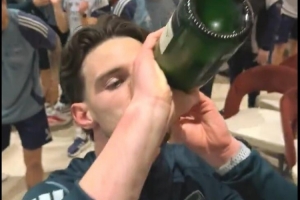 阿森納慶祝奪冠，賴斯痛飲香檳