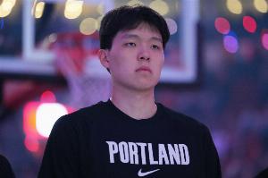 訓練師：楊瀚森很愿意進行身體對抗 沖擊內線的能力提升了不少