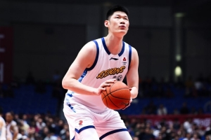 還不夠！胡金秋全場14投6中 得到15分8板1助1斷1帽&正負值-7