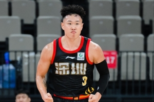 關鍵時刻連拿5分！賀希寧15中4拿到11分4板3助1斷1帽