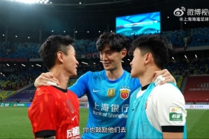 顏駿凌摟著楊希喊話韋世豪：你也去鼓勵他們，馬上去打新加坡了