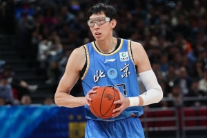 周琦在暫停期間獨自一人坐在替補席 經張云松提醒后才走向隊友
