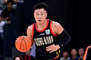 沒能站出來！賀希寧14中5僅拿12分2板3助1斷 4次犯規(guī)